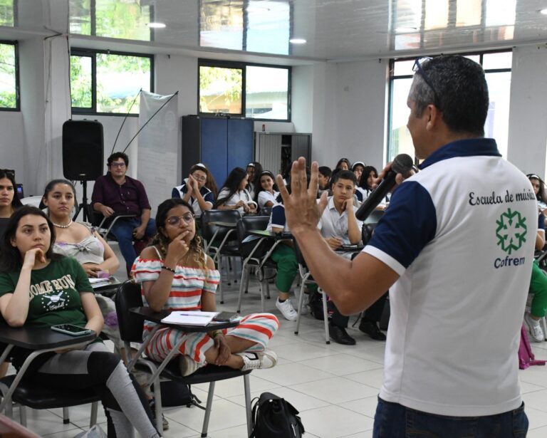 ESTUDIANTES DE LA UNIVERSIDAD PEDAGÓGICA NACIONAL CONOCIERON LA ESCUELA DE MÚSICA COFREM