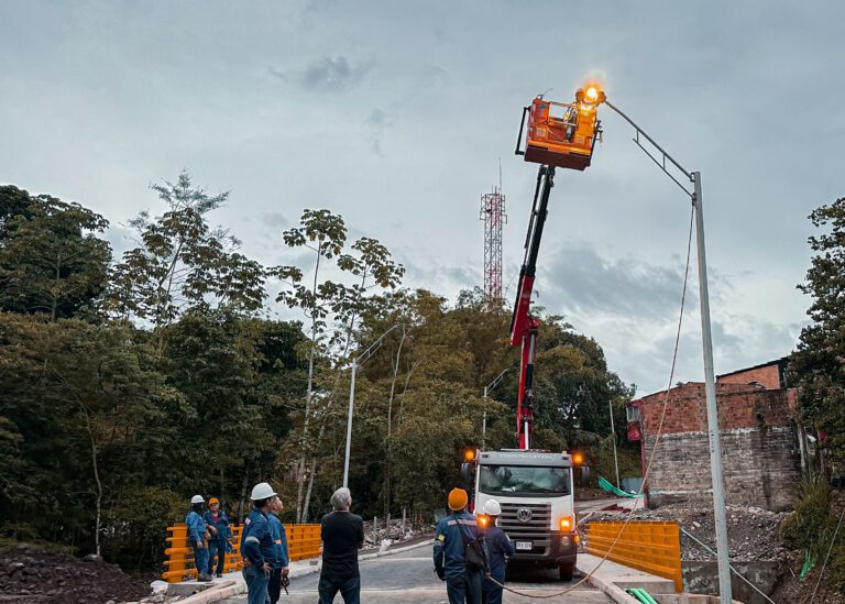 PUENTE DEL PARQUE INFANTIL YA CUENTA CON ALUMBRADO PÚBLICO