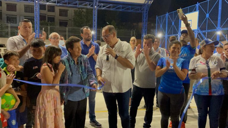 ALCALDE ALEXANDER BAQUERO ENTREGÓ AL SERVICIO DELA COMUNIDAD EL POLIDEPORTIVO DEL BARRIO EL TRIUNFO