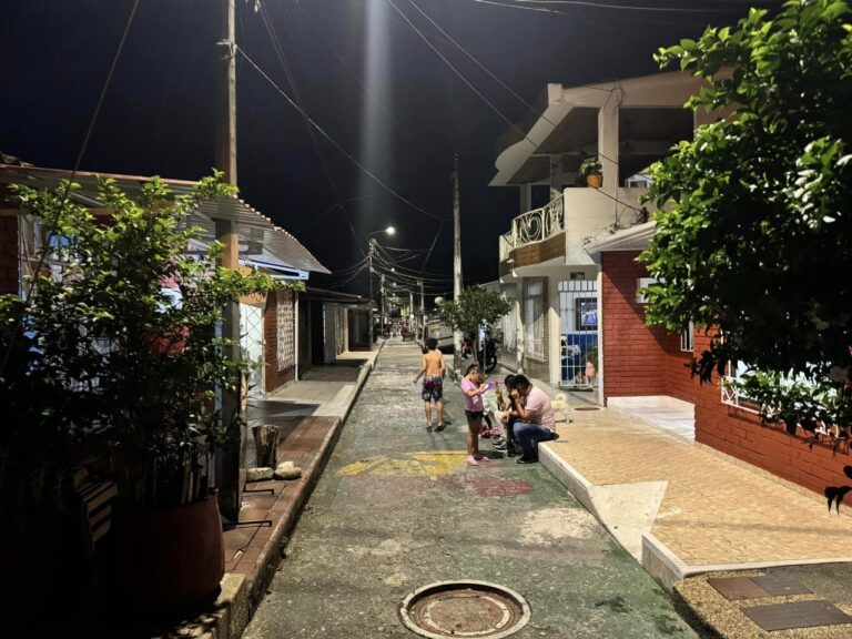 COMERCIANTES DE LA CEIBA DESTACAN EL IMPACTO POSITIVO DE LA NUEVA ILUMINACIÓN LED EN SUS NEGOCIOS