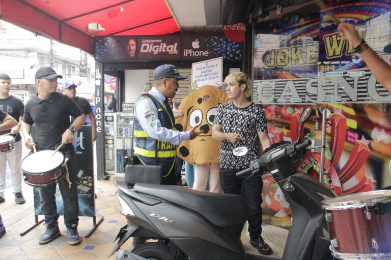 ‘NO TE PASES POR LA GALLETA LAS NORMAS DE TRÁNSITO’ VUELVEN A SENSIBILIZAR CONTRA EL MAL PARQUEO EN VILLAVICENCIO