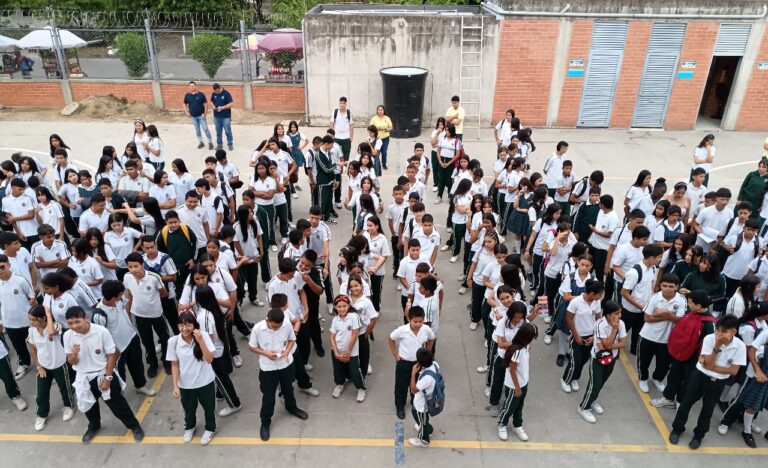 SUSPENDIDAS CLASES EN COLEGIOS DE BETTY CAMACHO Y TRECE DE MAYO ANTE RIESGO POR DESALOJO EN PREDIO OFICIAL