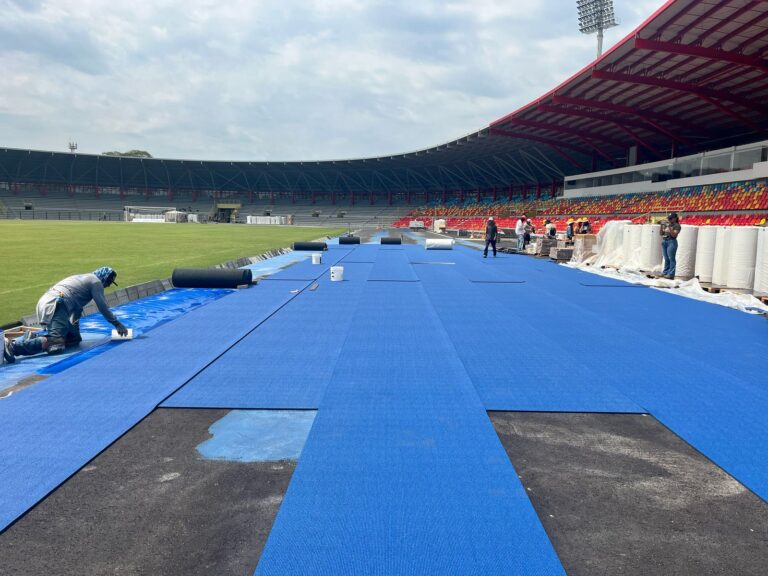Comenzó la instalación del tapete de la pista de atletismo en el estadio Bello Horizonte Rey Pelé