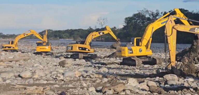 Inicia la operación de maquinaria amarilla en el Alto Ariari para atender puntos críticos por temporada de más lluvias