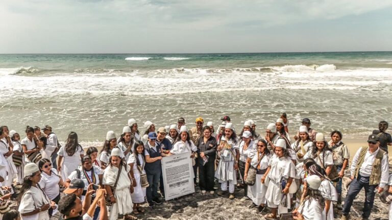 Pueblo Arhuaco recupera salida ancestral al mar con entrega hecha por la ANT del predio Los Acantilados