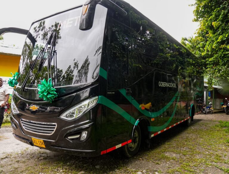 Gobierno del Meta entrega bus adaptado para personas con discapacidad en Guamal