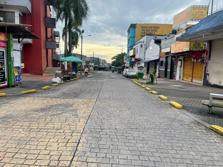 SE IMPLEMENTA UN NUEVO CAMBIO VIAL PARA COLECTIVOS A LA ALTURA DEL CENTRO COMERCIAL VILLA JULIA