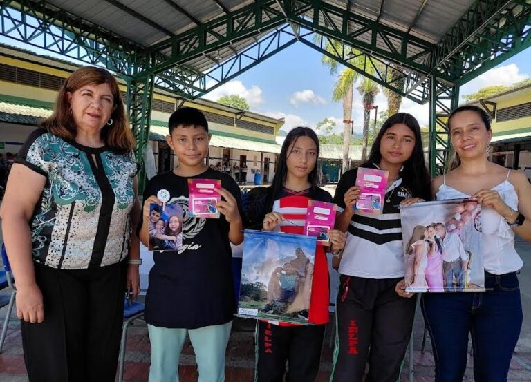 ENTREGAMOS LOS ESTÍMULOS EN EL CONCURSO DE FOTOGRAFÍA EN PROGRAMA DE FONIÑEZ E ITC