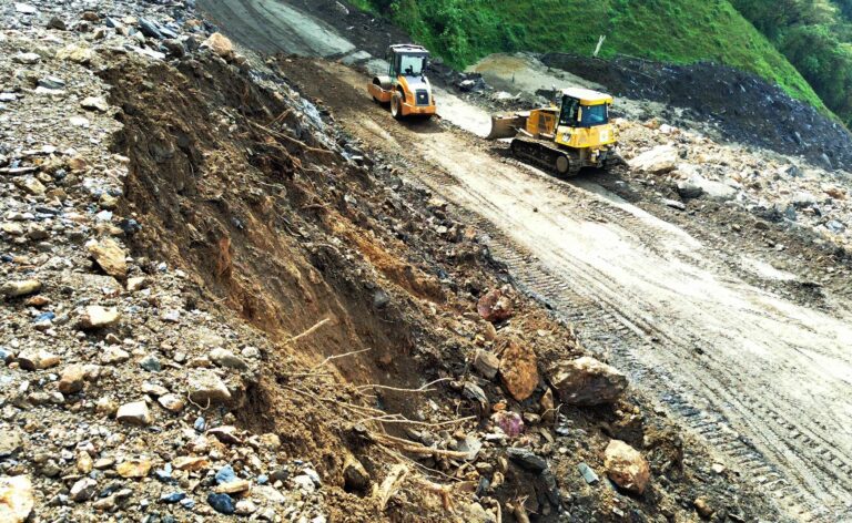 Maquinaria amarilla de la Gobernación del Meta responde a deslizamientos y garantiza movilidad en la cordillera
