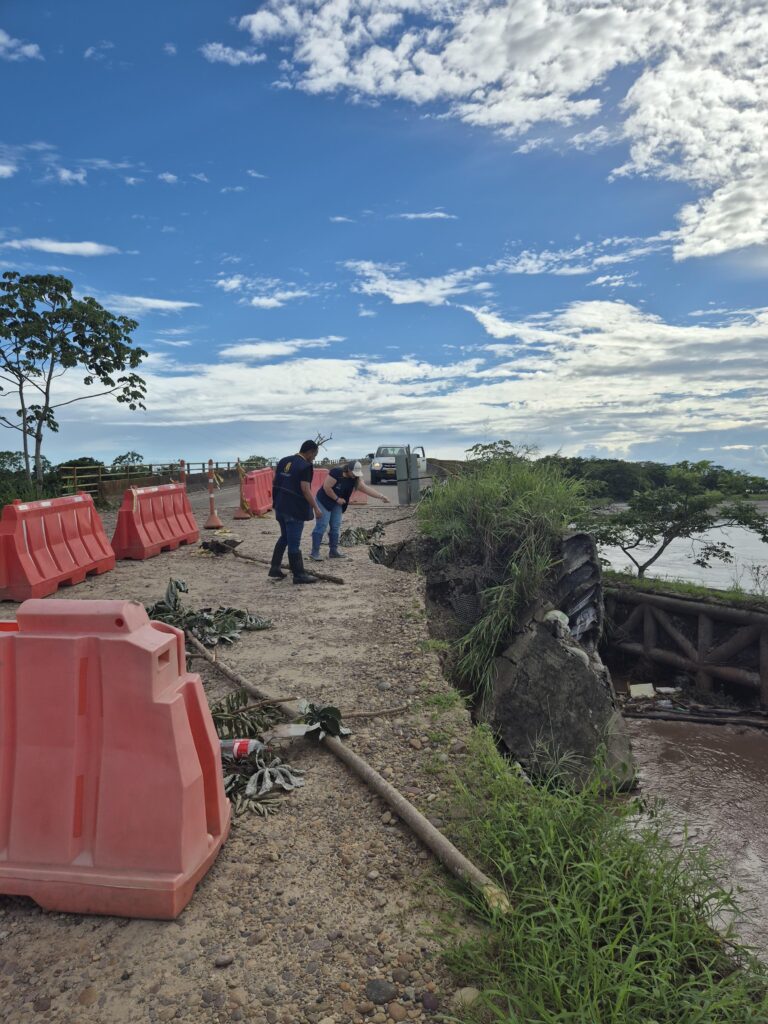 Cierre total de la vía entre Puerto López y Cabuyaro, en el puente sobre el río Humea por riesgo para la comunidad; se inician trabajos de intervención.